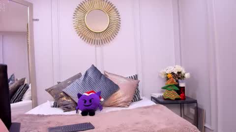 charlottebrownn_ online show from December 17, 5:03 am