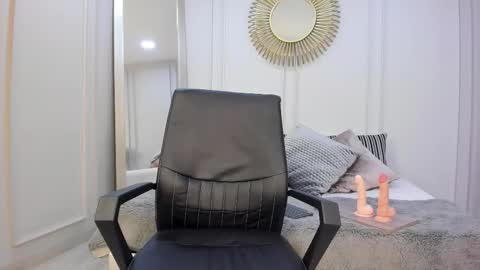 charlottebrownn_ online show from November 28, 5:15 am