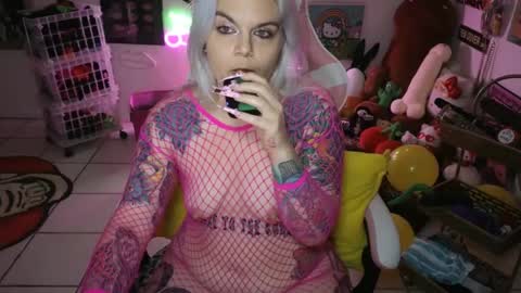 Snapshot of cherryb0mbb0mb chatting on December 3, 6:10 am CherryBombBomb online show from December 3, 6:10 am