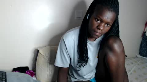 chichie_ online show from July 29, 7:52 am