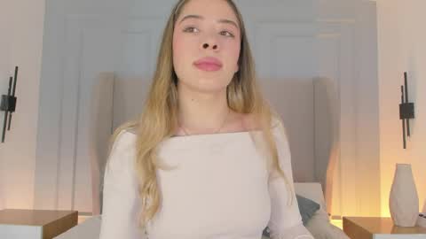 Chloe online show from April 19, 2:40 pm