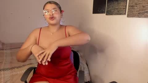 chloe_kisses online show from April 13, 11:36 am