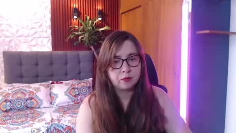 Snapshot of chloe_prg chatting on February 17, 3:55 pm chloe_prg online show from February 17, 3:55 pm
