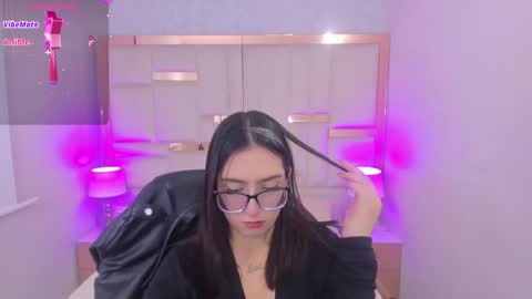 Snapshot of chloe_walk_ chatting on March 10, 1:00 pm Chloe online show from March 10, 1:00 pm