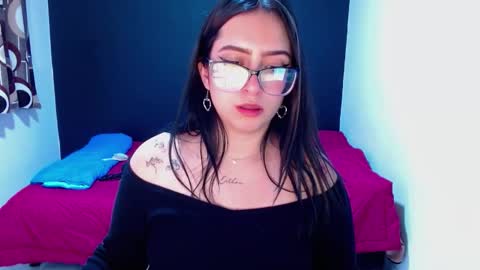 Snapshot of chloe_walk_ chatting on September 17, 12:25 am Chloe online show from September 17, 12:25 am