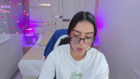Snapshot of chloe_walk_ chatting on February 19, 1:17 pm Chloe online show from February 19, 1:17 pm