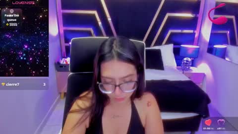 Snapshot of chloe_walk_ chatting on February 22, 6:50 am Chloe online show from February 22, 6:50 am