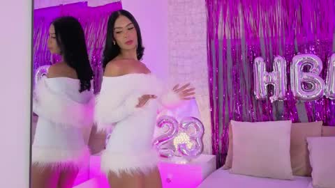 C H L O E  M O O N online show from April 24, 1:02 pm