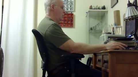 chris2002b online show from November 9, 3:43 am