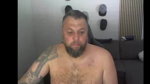 Snapshot of chrizz80 chatting on October 18, 8:29 am Chrizz online show from October 18, 8:29 am