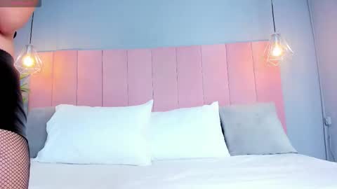 C L O E  online show from October 19, 5:01 am