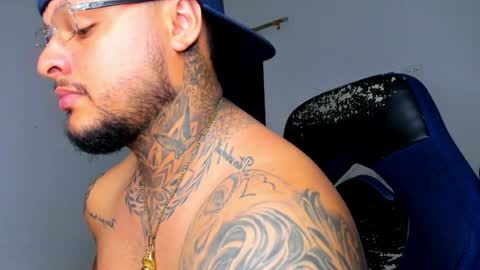 colin_fox1 online show from April 30, 1:32 am