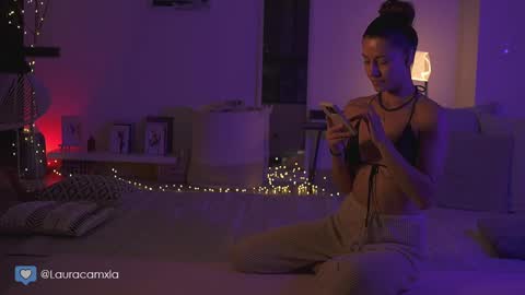 Snapshot of colouristic chatting on December 21, 11:24 pm Laura online show from December 21, 11:24 pm