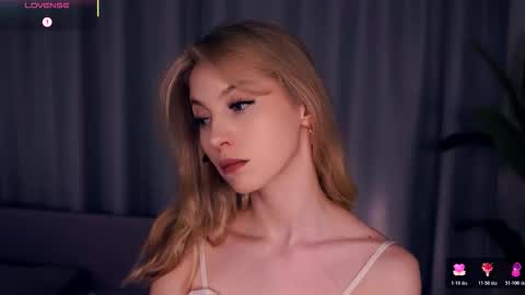 Hello im Sofia Welcme to my room .More hugs and kiss for you online show from October 18, 6:28 am