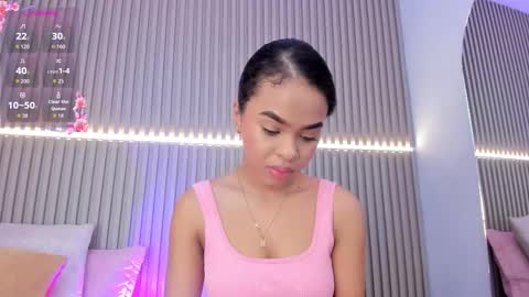coralineross_ online show from October 20, 11:04 am