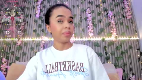 coralineross_ online show from November 10, 10:40 am