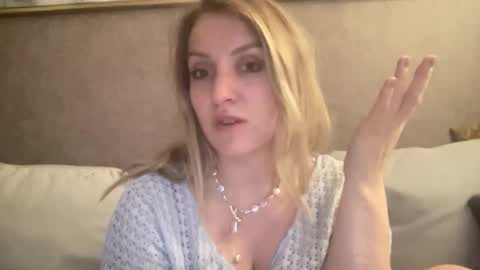 cosmo_blondiee online show from September 27, 8:39 pm