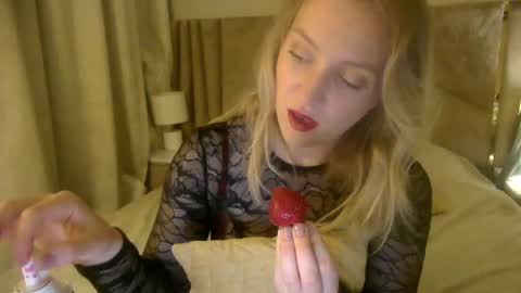 cosmo_blondiee online show from October 8, 6:47 pm
