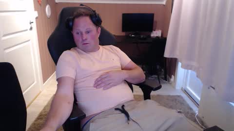 Snapshot of couple3845 chatting on October 17, 11:47 am couple3845 online show from October 17, 11:47 am