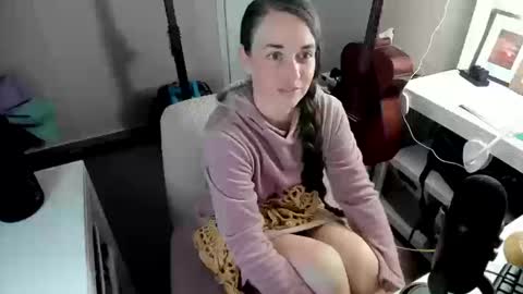 Snapshot of creature_marie chatting on October 10, 1:44 am Creature Marie online show from October 10, 1:44 am