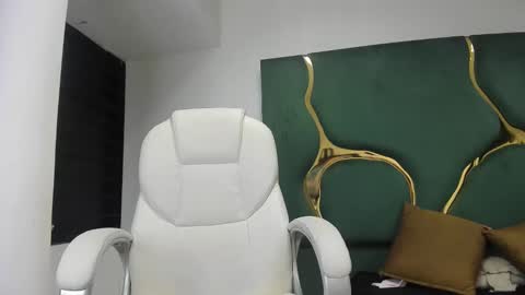 Criistaal   online show from February 3, 8:24 am