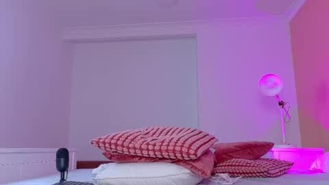 Nicole  Connection time 220pm-910pmCol online show from November 18, 7:50 pm