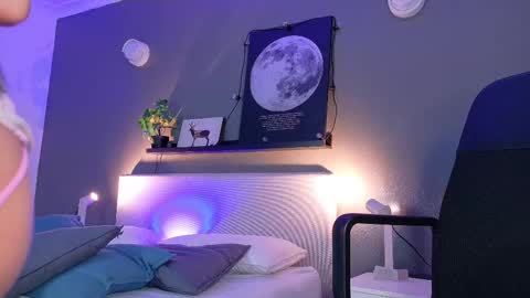 Nicole  Connection time 220pm-910pmCol online show from September 24, 8:48 pm