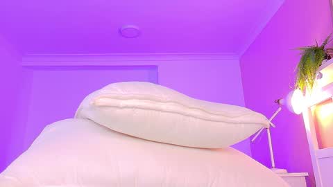 Nicole  Connection time 220pm-910pmCol online show from October 3, 8:17 pm