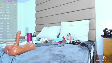 crystal bennz online show from December 3, 10:01 am