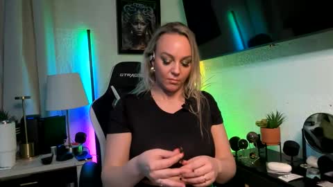 cumguzzlingskank online show from February 25, 6:17 am