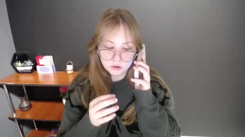 Snapshot of cute_minx chatting on February 10, 7:15 am Veronica online show from February 10, 7:15 am