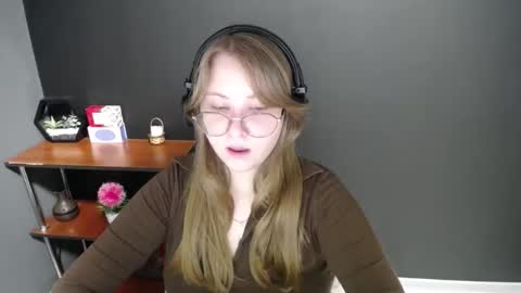 Snapshot of cute_minx chatting on February 7, 10:40 am Veronica online show from February 7, 10:40 am