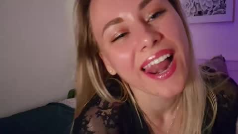 cutie_xoxo_ online show from May 17, 8:07 pm