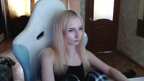 Cutti Crystal online show from April 21, 1:42 am