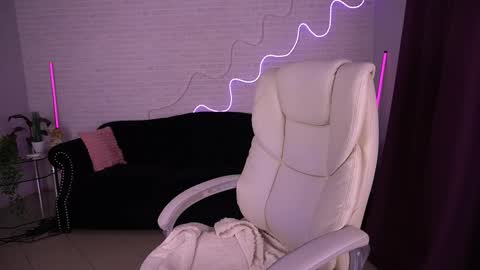 daenerys_daen online show from December 17, 7:15 am