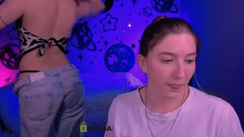 Little Di online show from May 17, 4:32 am