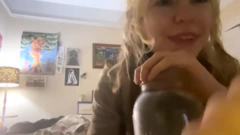 Snapshot of daisybaby699 chatting on January 10, 7:35 am DaisyB3 online show from January 10, 7:35 am