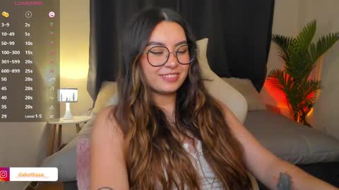 dakottaa__ online show from April 7, 11:51 pm