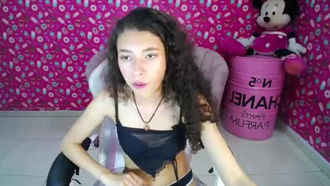 Snapshot of danatella_a chatting on February 19, 9:03 pm Danatella online show from February 19, 9:03 pm