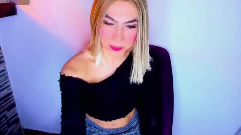 Snapshot of dani_lovet1 chatting on February 9, 7:15 am dani online show from February 9, 7:15 am