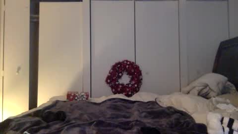 daniellbisous online show from December 15, 6:42 am