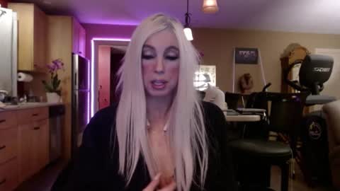 Snapshot of danikawhite69 chatting on February 23, 10:17 am DanikaWhite69 online show from February 23, 10:17 am