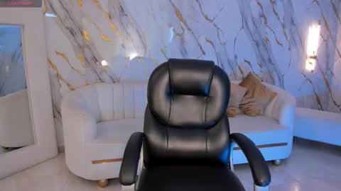 Danna Cruz  online show from November 10, 7:05 pm