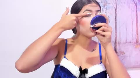 danniakross online show from November 4, 8:32 pm