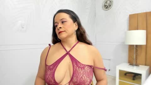 Snapshot of daphne81_ chatting on February 9, 2:17 am Daphne online show from February 9, 2:17 am