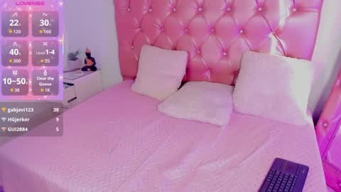 daphnesky__ online show from September 9, 9:15 pm