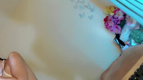 Snapshot of daretolovemexx chatting on February 9, 8:43 am Angel Condensada online show from February 9, 8:43 am