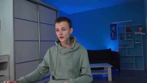 your lovely Oli online show from December 12, 2:11 pm