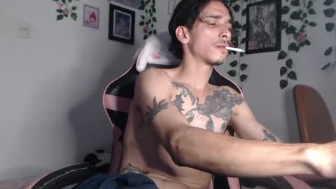 Snapshot of dazzayyy chatting on December 5, 12:25 am dazzayy online show from December 5, 12:25 am