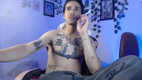 Snapshot of dazzayyy chatting on January 13, 12:19 am dazzayy online show from January 13, 12:19 am